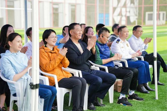 YY易游體育：大零號灣科創(chuàng)運(yùn)動(dòng)匯啟幕2024年閔行區(qū)“全民健身與奧同行”足球賽激情開賽！(圖2)