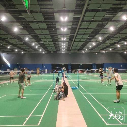 YY易游體育：合肥市全民健身中心試運營首日：田徑場上開運動會羽毛球館被訂空(圖5)