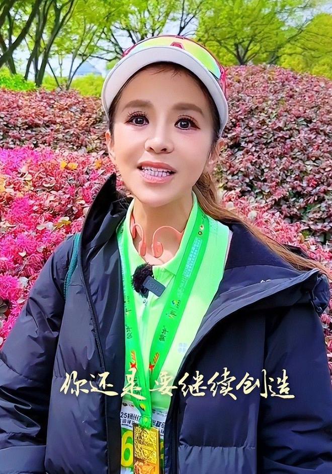 YY易游：央視主持人朱迅火了參加馬拉松賽引發(fā)人們的關注和思考(圖11)